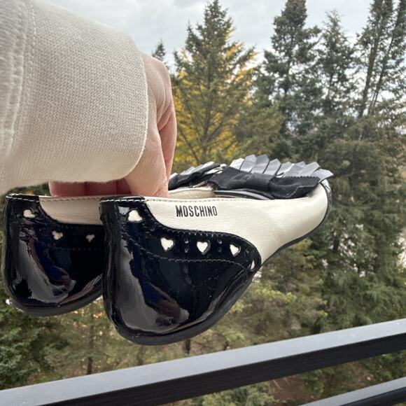 Moschino Girls White & Black Flats 33 EU 1 US Hassle Loafer Bow Heart 9 Year Old - Picture 15 of 16